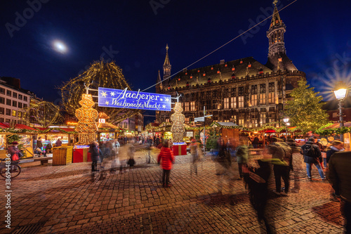 Tableau sur toile Aachener Weihnachtsmarkt Eingang am Rathaus