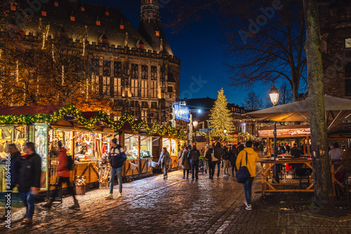 Aachener Weihnachtsmarkt mit Rathaus im Hintergrund