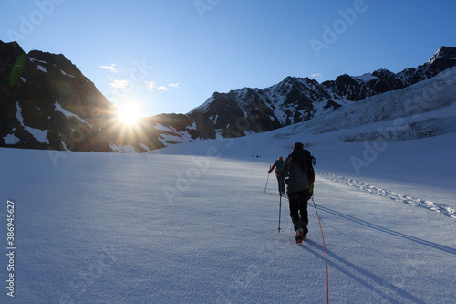 Billede på lærred Rope team mountaineering with crampons on glacier Taschachferner towards Wildspi