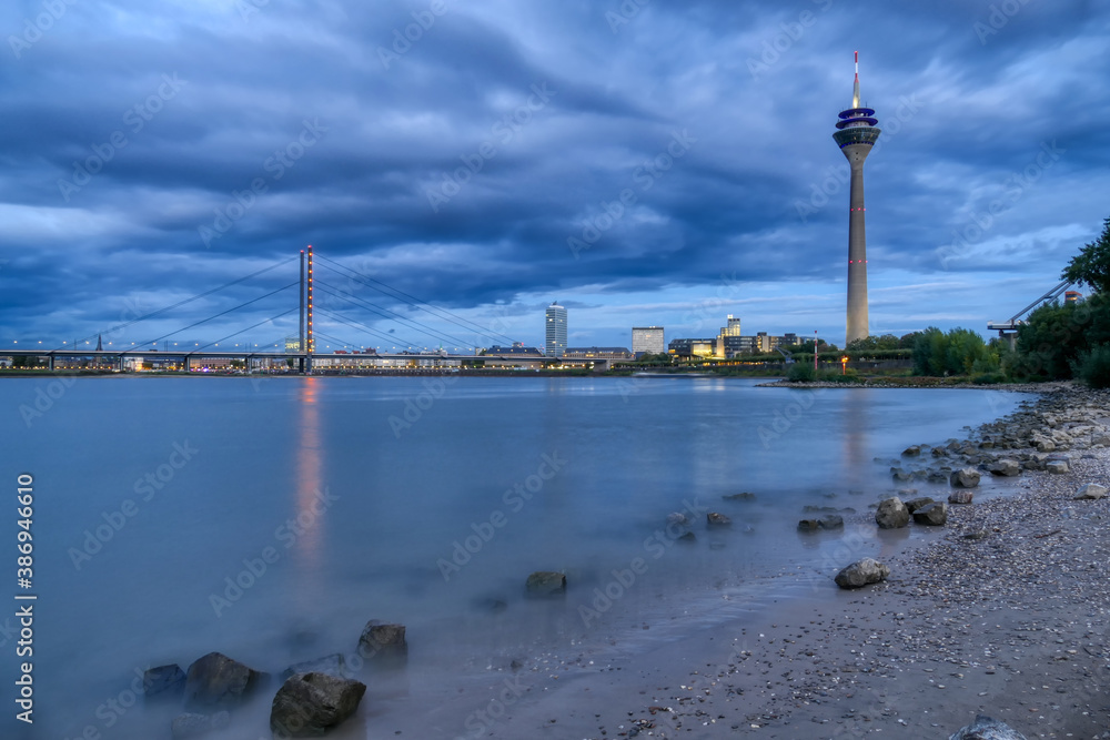 Rheinstrand und Skyline von Düsseldorf am Abend Rheinstrand und Skyline von Düsseldorf am Abend