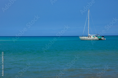 青い海と空とヨット © Paylessimages