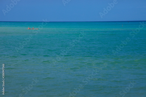 エメラルドグリーンの海の水平線 © Paylessimages
