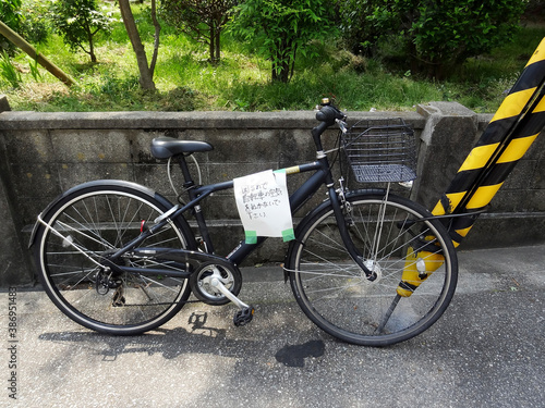 貼り紙を貼った自転車