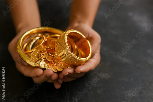 Schilderij op canvas Gold ornaments women hand holding traditional jewelry in Kerala India