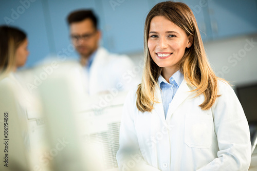 Fotografie Female scientist in white lab coat standing in the biomedical lab