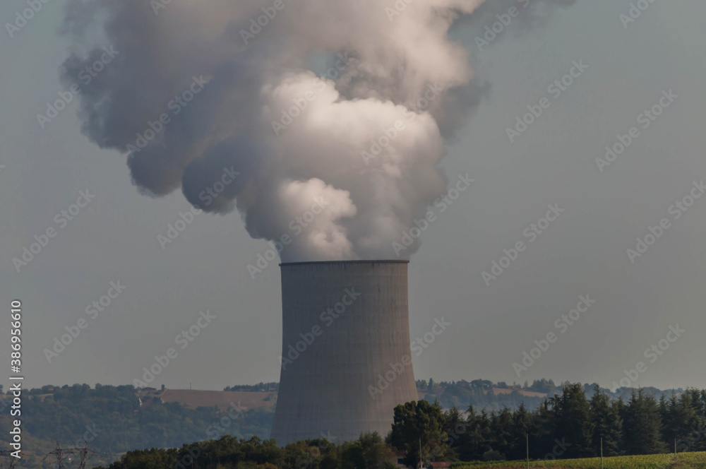 Cheminées de centrale électrique dans la plaine. Cheminées de centrale électrique dans la plaine.