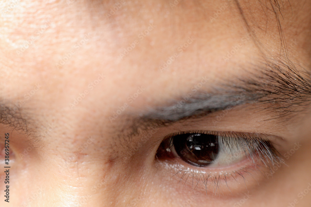 Obraz premium eye of a man looking at the laptop