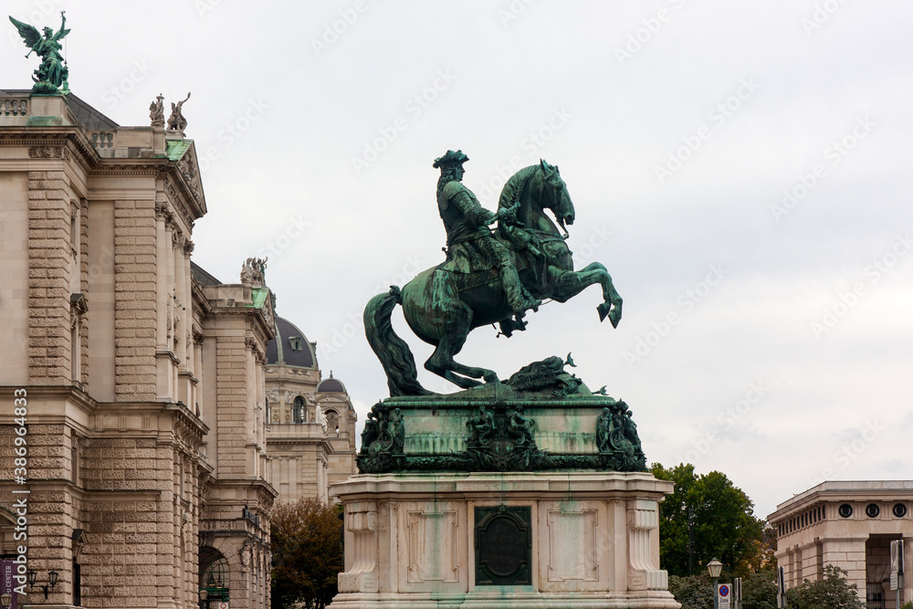 Escultura o estatua de hombre a caballo delante de la biblioteca de Austria, Viena
