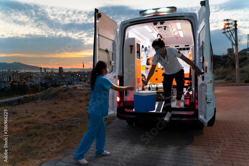 Foto Ambulance staff, rushing for transplantation