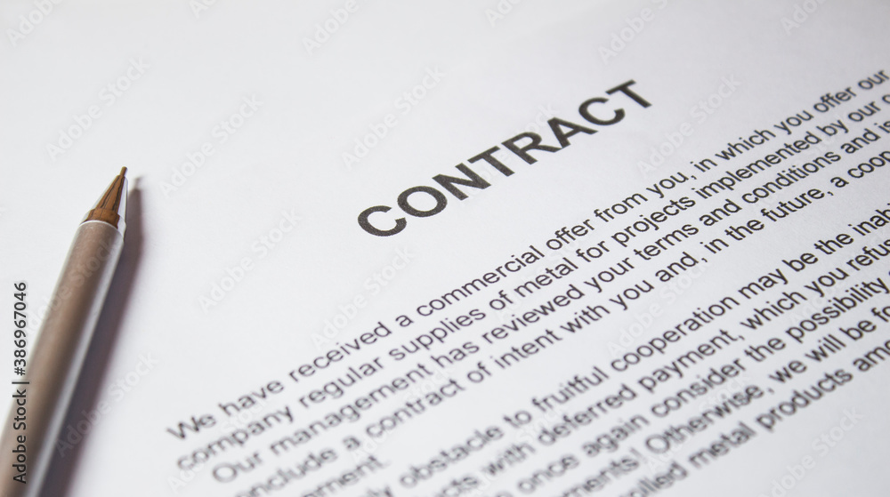 Obraz premium Pen on the contract papers