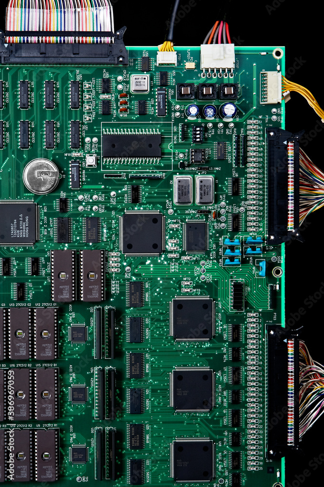 精巧に作られたプリント基盤と接続コード類一部分 精巧に作られたプリント基盤と接続コード類一部分