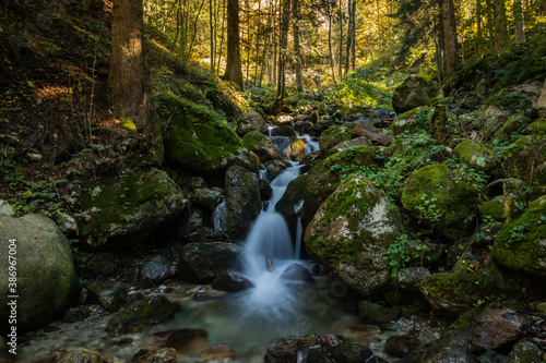 cascata di ruscello di montagna nel parco del Marguareis in Piemonte