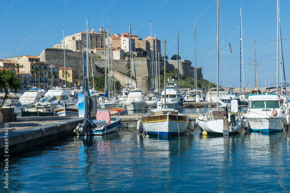 Hafen und Zitadelle in Calvi