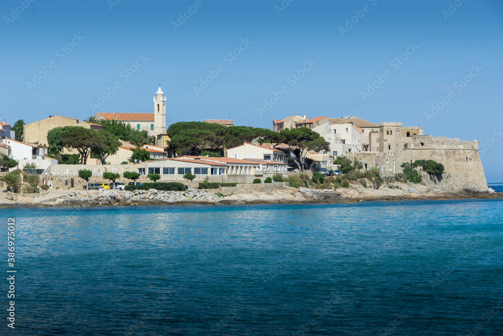 Blick vom Meer auf Algajola auf Korsika