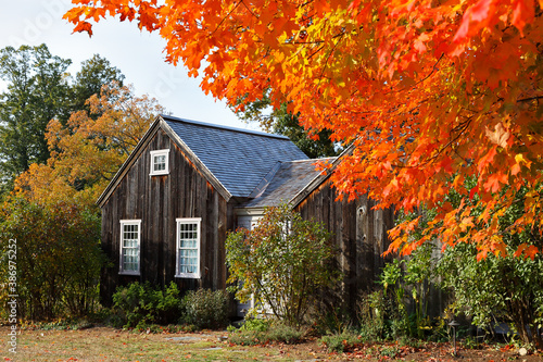 Billede på lærred The Old Manse house on a sunny fall day