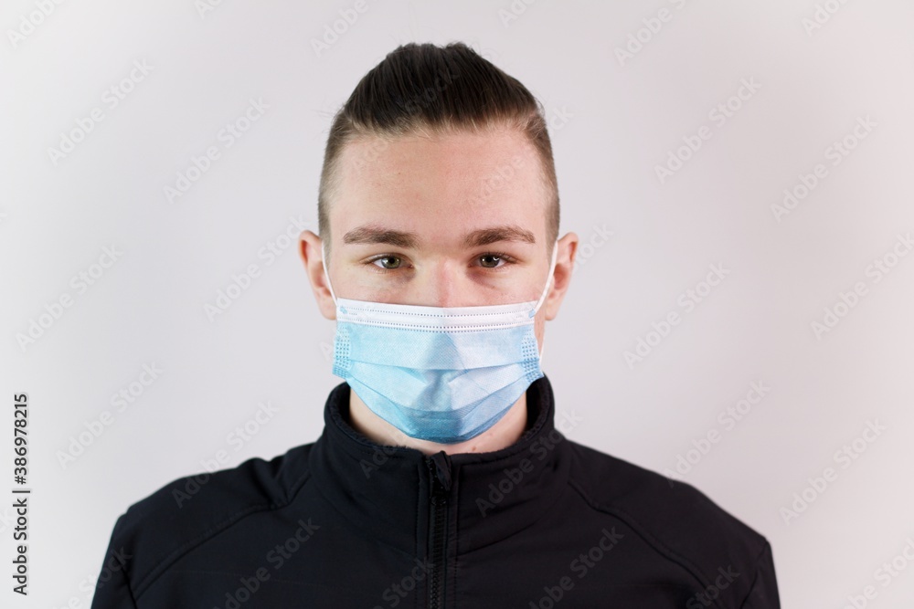 Mann trägt Maske Corona und Viren Mann trägt Maske Corona und Viren