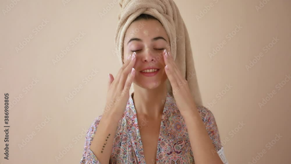 Joven Mujer mexicana probando crema humectante facial producto de belleza feliz sonriente