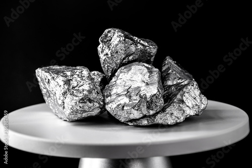 Konstfotografi platinum stone, on electronic scale