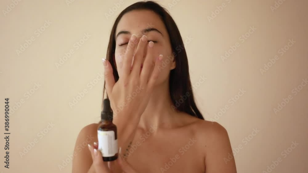 Joven Mujer mexicana probando crema humectante facial producto de belleza feliz sonriente