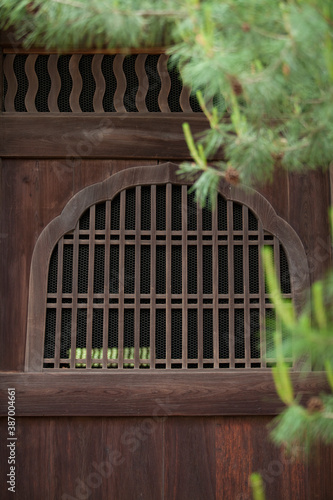 大徳寺仏殿の花頭窓 photo