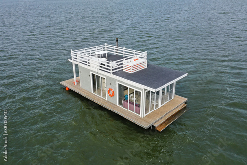 A houseboat on a lake in the city, a place of snouth and entertainment.