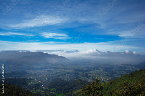 paisaje de volcán y montañas  photo