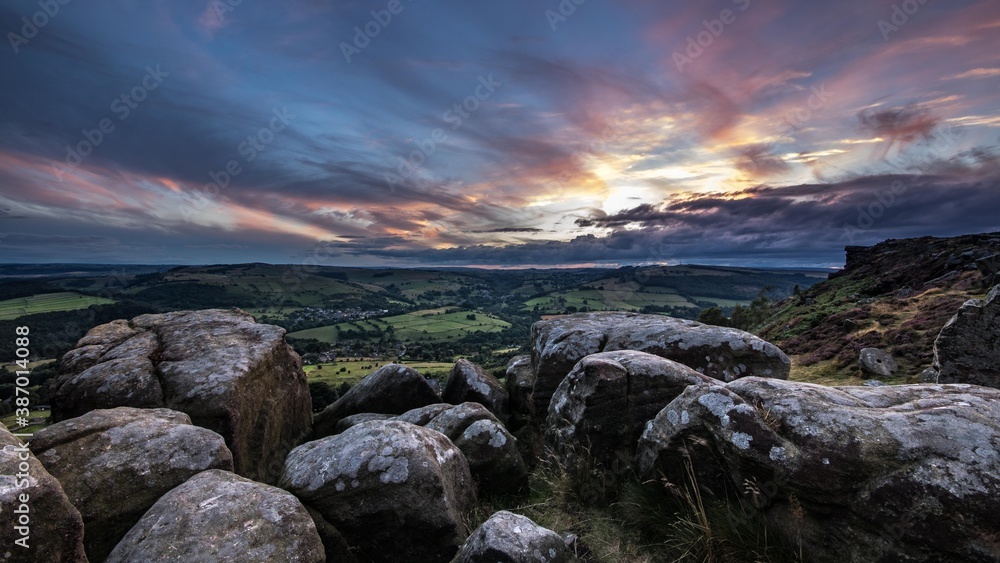 Felslandschaft am Curbar Edge im Sonnenuntergang Felslandschaft am Curbar Edge im Sonnenuntergang