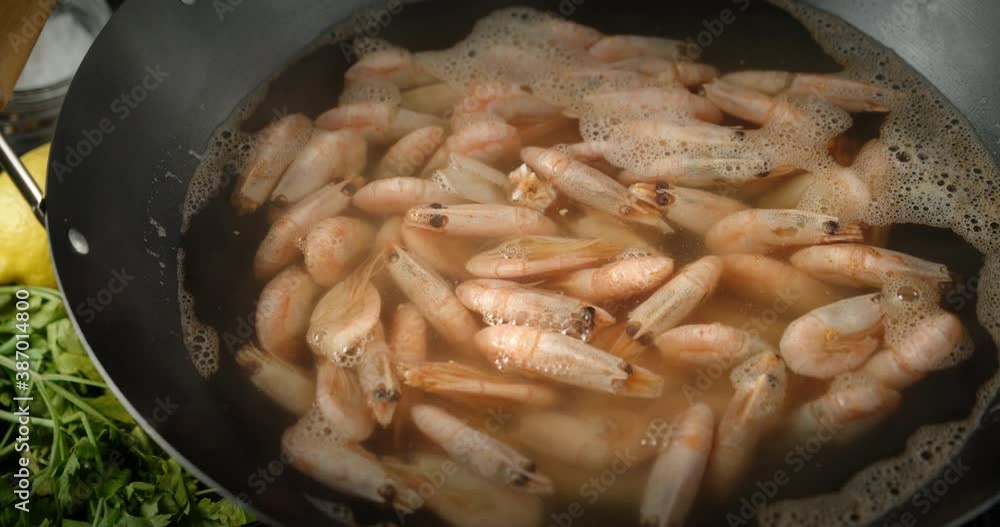 The pot of boiled shrimp rotates slowly. The pot of boiled shrimp rotates slowly.