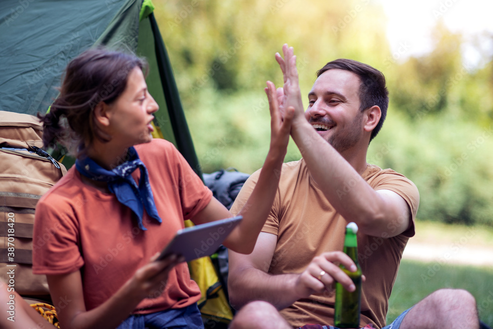 Obraz premium Couple in love camping in the forest.