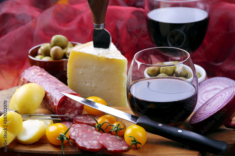 Salame , formaggio e vino rosso con olive