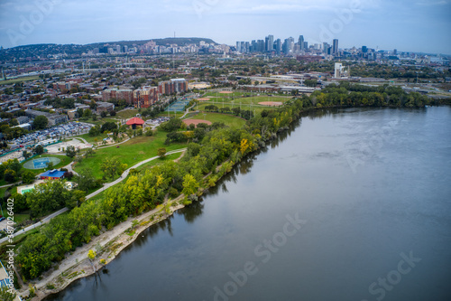 Le saint laurent avec montréal en fond