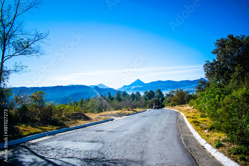 paisaje carretera y montañas  photo