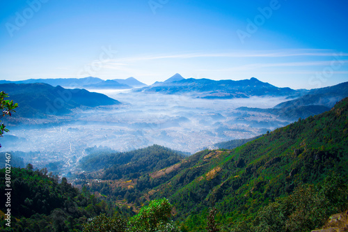 paisaje de valle con neblinas y montañas ordenando  photo