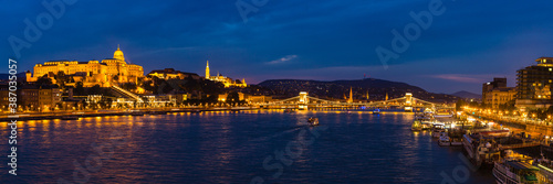 ハンガリー　ブダペストのライトアップされたブダ城とドナウ川の夜景 © pespiero