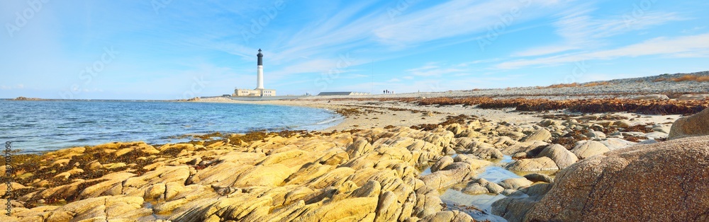 Φωτογραφία Ile de Sein island rocky coastline of the Atlantic ocean in Brittany, France