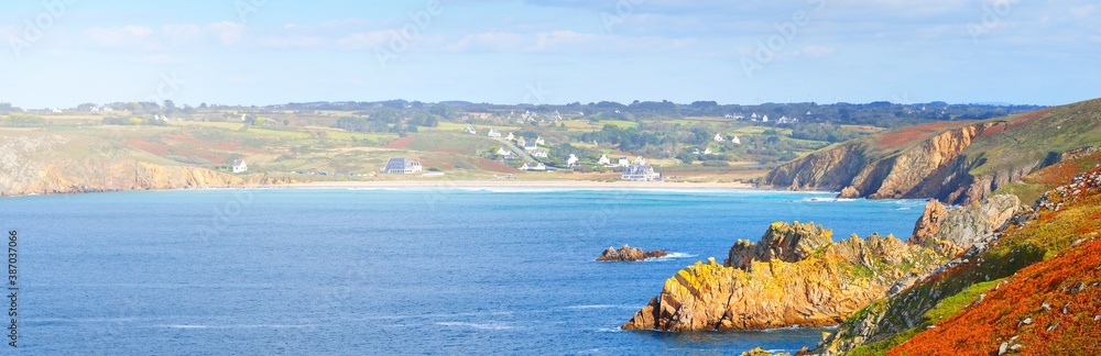 Φωτογραφία Breathtaking panoramic aerial view of the rocky ocean coastline (cliffs) at Pointe du Raz in Brittany, France