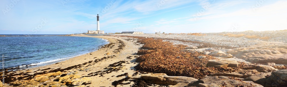 Φωτογραφία Ile de Sein island rocky coastline of the Atlantic ocean in Brittany, France