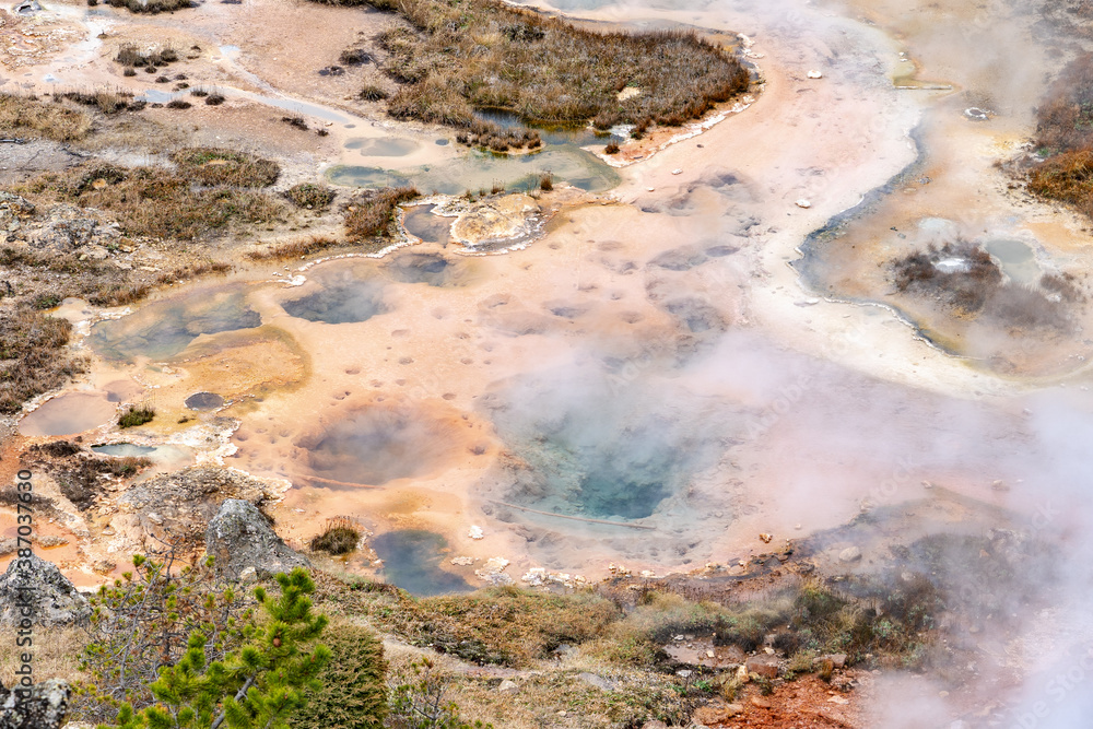 Φωτογραφία Colorful geothermal hot springs, geysers and mudpots at Artists Paint Pots in Ye