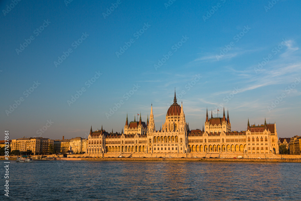 ハンガリー　ブダペストのドナウ川沿いに建つ国会議事堂