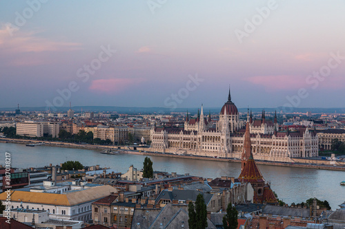ハンガリー 夕暮れ時のブダペストの国会議事堂とドナウ川