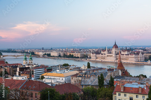 ハンガリー　夕暮れ時のブダペストの国会議事堂とドナウ川 © pespiero
