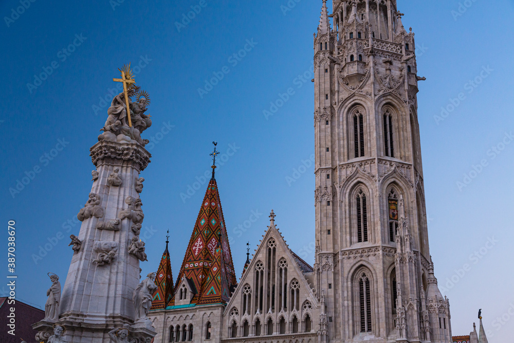 ハンガリー　ブダペストのマーチャーシュ聖堂と三位一体の像