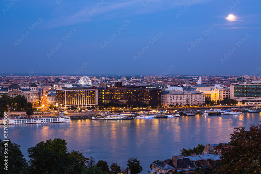 ハンガリー　ブダペストのドナウ川沿いの夜景