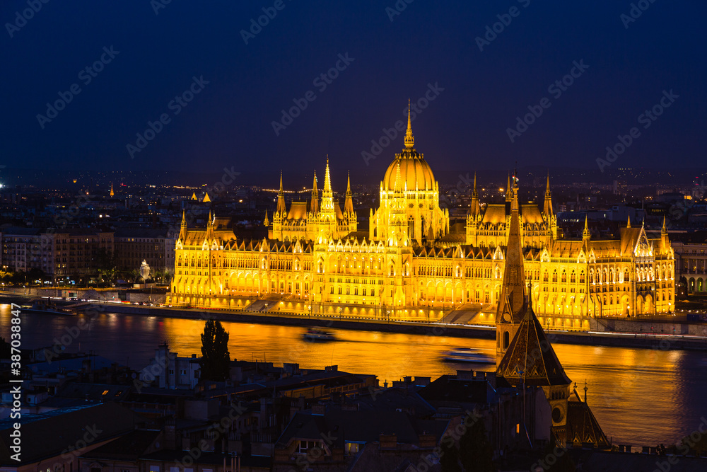 ハンガリー　ブダペストのライトアップされた国会議事堂とドナウ川の夜景