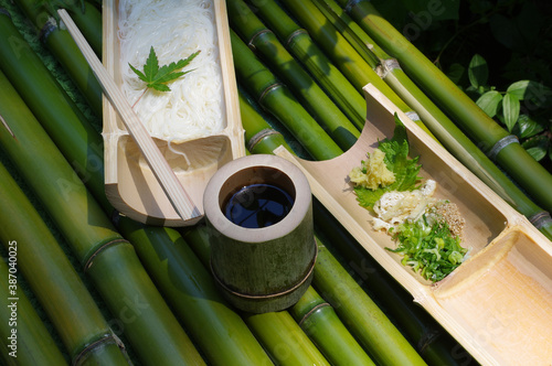 庭で食べる青竹素麺 photo