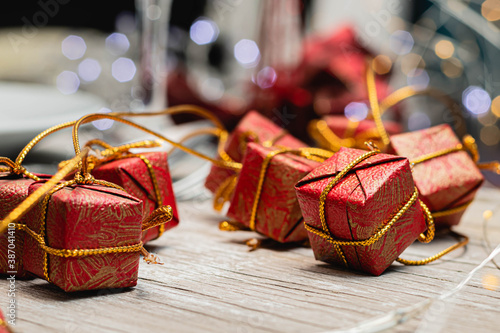 mesa para las fiestas de navidad y año nuevo con plato copa cubierto sobre madera y adornos navideños luces boketh 2020 año nuevo 
 2021 verano hemisferio sur photo