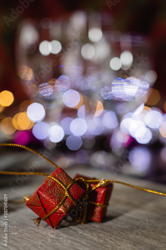 mesa para las fiestas de navidad y año nuevo con plato copa cubierto sobre madera y adornos navideños luces boketh 2020 año nuevo 
 2021 verano hemisferio sur photo