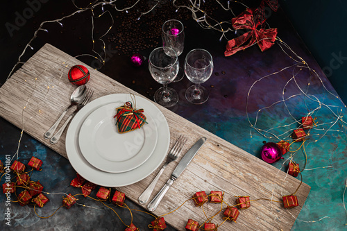 mesa para las fiestas de navidad y año nuevo con plato copa cubierto sobre madera y adornos navideños luces boketh 2020 año nuevo 
 2021 verano hemisferio sur photo