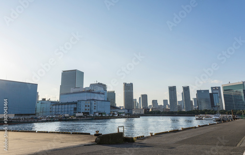 東京豊海埠頭越しに望む汐留高層ビル群