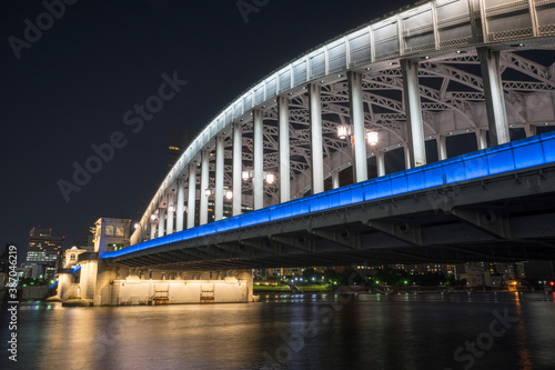 ライトアップした隅田川に架かる勝鬨橋の風景